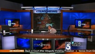 KTLA žinių laidos vedėjai pajutę žemės drebėjimą laikėsi visų taisyklių ir palindo po stalu