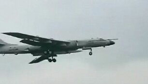 Prie strateginio bombone&scaron;io &bdquo;Xian H-6N&ldquo; dugno pritvirtintas neįprastos formos ginklas