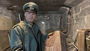 Istoriją tyrinėjantis Aivaras Kurskis parodė, ką pavyko atrasti baterijoje. Rankose jis laiko dar Antrajame pasauliniame kare naudotą degalų talpyklą
