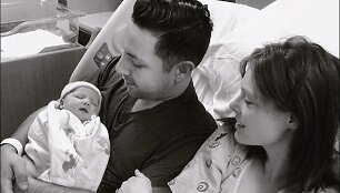 Coco Rocha ir Jamesas Conranas su dukrele