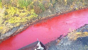 Upė Sibire nusidažė ry&scaron;kiai raudona spalva