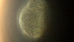 Zondas &bdquo;Cassini&ldquo; vir&scaron; Titano a&scaron;igalio užfiksavo keistą neregėto dydžio dėmę 