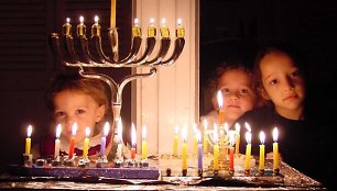 Tradicinė Chanukos šventėje naudojama žvakidė.