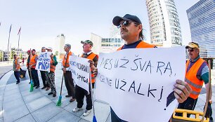 Sostinės kiemsargiai piketavo bijodami negauti algų už savo darbą.