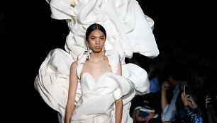 &bdquo;Schiaparelli&ldquo; 2019&ndash;2020 m. rudens ir žiemos auk&scaron;tosios mados kolekcijos modelis