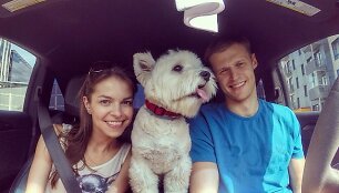 Martynas ir Viktorija Pociai su augintine Knopke