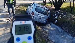 Kaune į griovį nulėlė girtos moters vairuojamas &bdquo;Renault&ldquo;