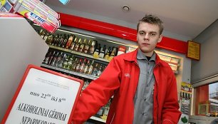 „Lukoil“ degalinėse apie alkoholio prekybos ribojimą klientai informuojami specialiais užrašais. 