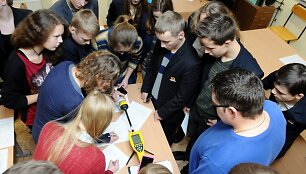 Atliekamas elektromagnetinio lauko tyrimas
