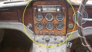 Pagrindinis prietaisų skydas: penki prietaisai + laikrodis + 1960-ųjų metų 8 takelių radijas. Prietaisai pažymėti &ldquo;Jaeger&rdquo; ženklu ir turi užra&scaron;us anglų ir prancūzų kalbomis &ndash; Eau/Water, Oil/Huile (Pression/Pressure), Oil/Huile (Temperature), Essence/Gas, Amperes (žiūr. realią nuotrauką)