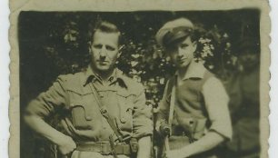 Lokio rinktinės Vyties kuopos vadas Balys Vaičėnas-Liubartas ir jo patikėtinis Andrius Dručkus-Kerštas, 1946 m. Vaičėnų k.