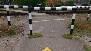 Pareigūnai stebėjo, ar saugiai kertamas geležinkelis.