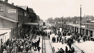 1934 m. rugpjūčio 9 d. Klaipėdos geležinkelio stotis - ekskursijos iš visos Lietuvos atvyksta į Jūros dieną. 2004 m. leidinio „Jūros šventė“ („Libra Memelensis“) nuotr.