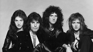 Grupės „Queen“ nariai: gitaristas Brianas May, būgnininkas Rogeris Tayloras, gitaristas Johnas Deaconas (bosinė gitara), vokalistas Freddie Mercury
