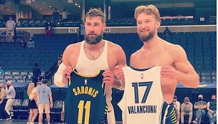 Jonas Valančiūnas ir Domantas Sabonis apsikeitė marškinėliais po rungtynių