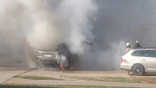 Kaune užsiliepsnojęs automobilis apgadino dar kelias ma&scaron;inas