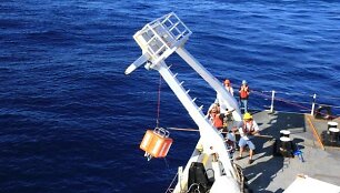 JAV Karinio laivyno Okeanografijos biuro darbuotojai i&scaron; vandens traukia EARS zondą