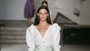 &bdquo;Carolina Herrera&ldquo; 2018 m. pavasario ir vasaros kolekcijos modelis