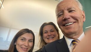 Joe Bideno asmenukė su &bdquo;Taurakalnio&ldquo; vadovėmis
