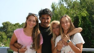 Jose Conejero su žmona ir savo dukromis