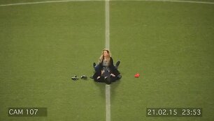 Porelė mylisi stadiono aik&scaron;tėje