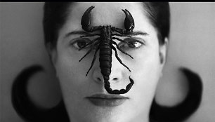 Marina Abramovič „Eiti kiaurai sienas“