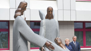 D.Grybauskaitė dalyvauja Stanislovo Kuzmos skulptūrų kompozicijos &bdquo;Lozoriau, kelkis&ldquo; atidengimo ceremonijoje