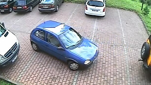 Nepatyrusios vairuotojos bandymas i&scaron;važiuot i&scaron; stovėjimo aik&scaron;telės