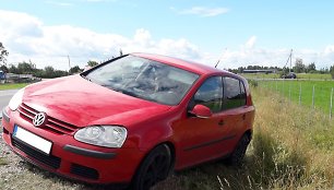 Kauno rajone nuo kelio nulėkęs „VW Golf“