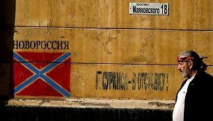 Vyras eina pro grafitį su apsi&scaron;aukeli&scaron;kos &bdquo;Novorosijos&ldquo; vėliava Donecke