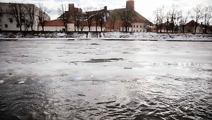 Pavasarinės šilumos tirpdomas ledas Neryje