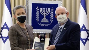 Prezidento vardu Izraelio vadovui įteikta Vilniaus Gaono moneta