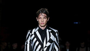 &bdquo;Alexander McQueen&ldquo; 2016 m. pavasario-vasaros kolekcijos modelis 