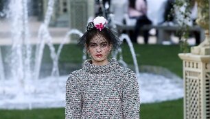 &bdquo;Chanel Haute Couture&ldquo; pavasario ir vasaros kolekcijos modelis 