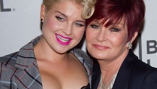 Kelly Osbourne (kairėje) su mama Sharon