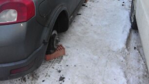 Neseniai be visų 4 ratų ratų Fabijoni&scaron;kių gale buvo paliktas apynaujis &bdquo;Volvo C30&ldquo; hečbekas.