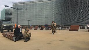 Karinis transportas prie Europos Komisijos pastato Briuselyje