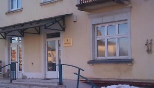 Dvi giminaitės į atlapus viena kitai kibo Lazdijų notarų biure