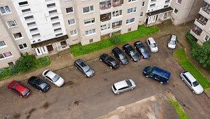 Automobiliai prie daugiabučių