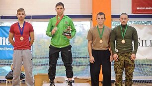 Du lietuviai ant nugalėtojų pakylos: 1 vt. Ričardas Ivanovas; 3 vt. Brendonas Kuodis