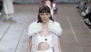 &bdquo;3.1 Phillip Lim&ldquo; 2019 m. pavasario ir vasaros kolekcijos modelis