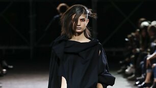 &bdquo;Yohji Yamamoto&ldquo; 2019 m. pavasario ir vasaros kolekcijos modelis