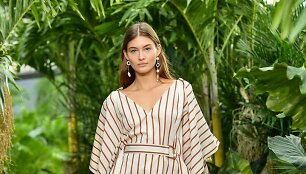 &bdquo;Jason Wu&ldquo; 2021 m. pavasario ir vasaros kolekcijos modelis