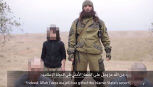 &bdquo;Islamo valstybės&ldquo; įra&scaron;as: berniukas įvykdo mirties bausmę dviem rusams