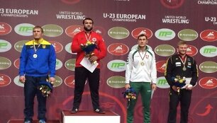 Mantas Knystautas de&scaron;inėje