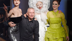 Jeanas Paulis Gaultier su kolekciją pristačiusiais modeliais