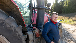 Ūkininkas Donatas vasarą aria, žiemą kelius valo: pradėjo iki sodybos neprivažiavęs 4 dienas