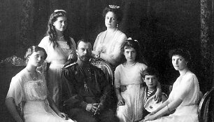 Romanovų dinastijos Rusijos caro Nikolajaus II &scaron;eima: žmona Aleksandra, keturios dukterys: Olga, Tatjana, Marija ir Anastazija, ir sūnus Aleksejus