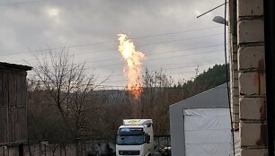 Ugnies stulpas Mi&scaron;kinių gatvėje matomas i&scaron; tolo