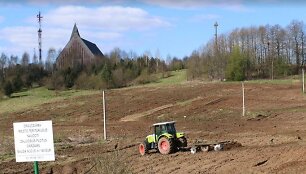 Sutvarkius buvusių daržų teritoriją, joje, artėjančio Lietuvos valstybės atkūrimo &scaron;imtmečio proga, planuojama įkurti simbolinį &Scaron;imtmečio parką ir pasodinti 100 ąžuolų.